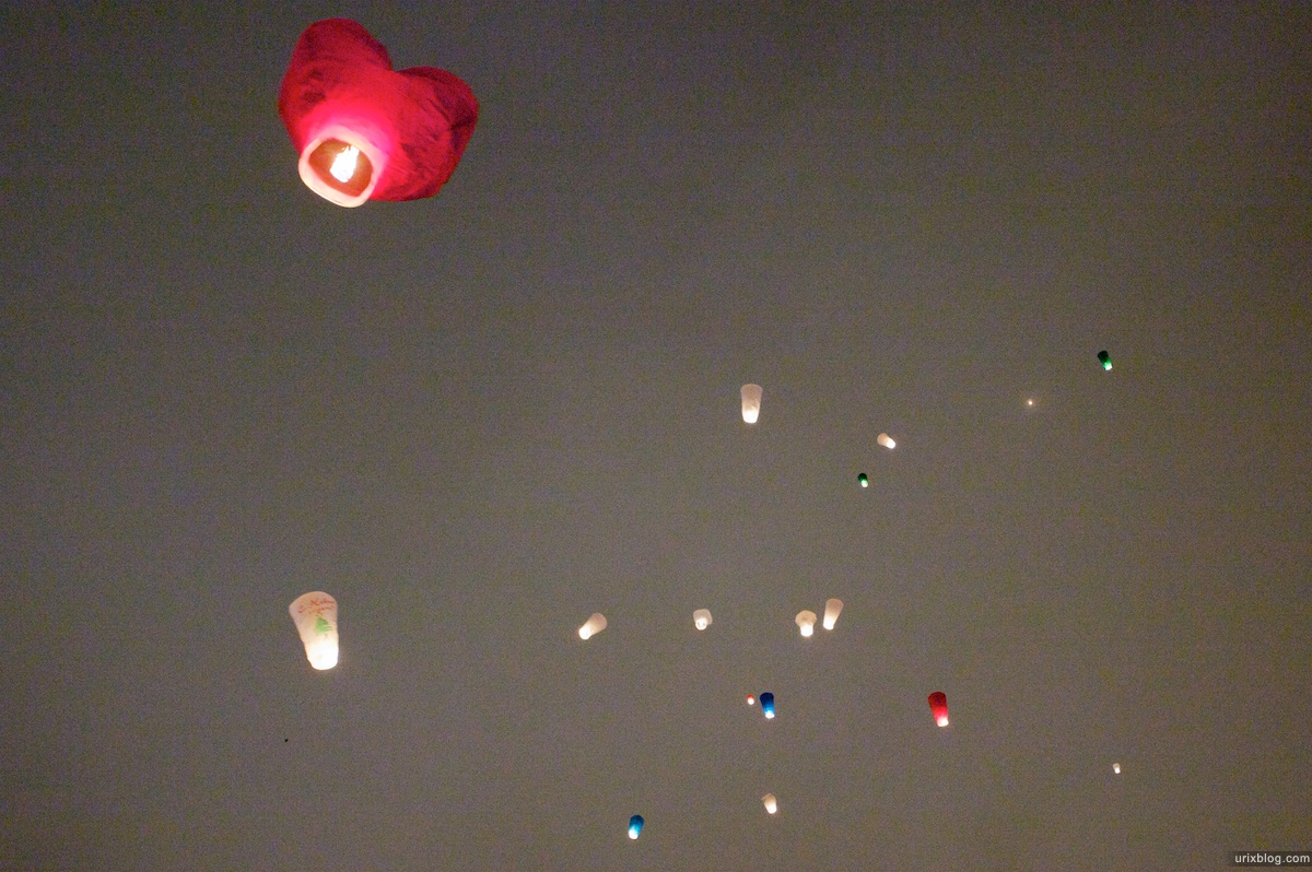 2010 flying lanterns зима Летающие фонарики на смотровой МГУ Воробъёвы горы Москва
