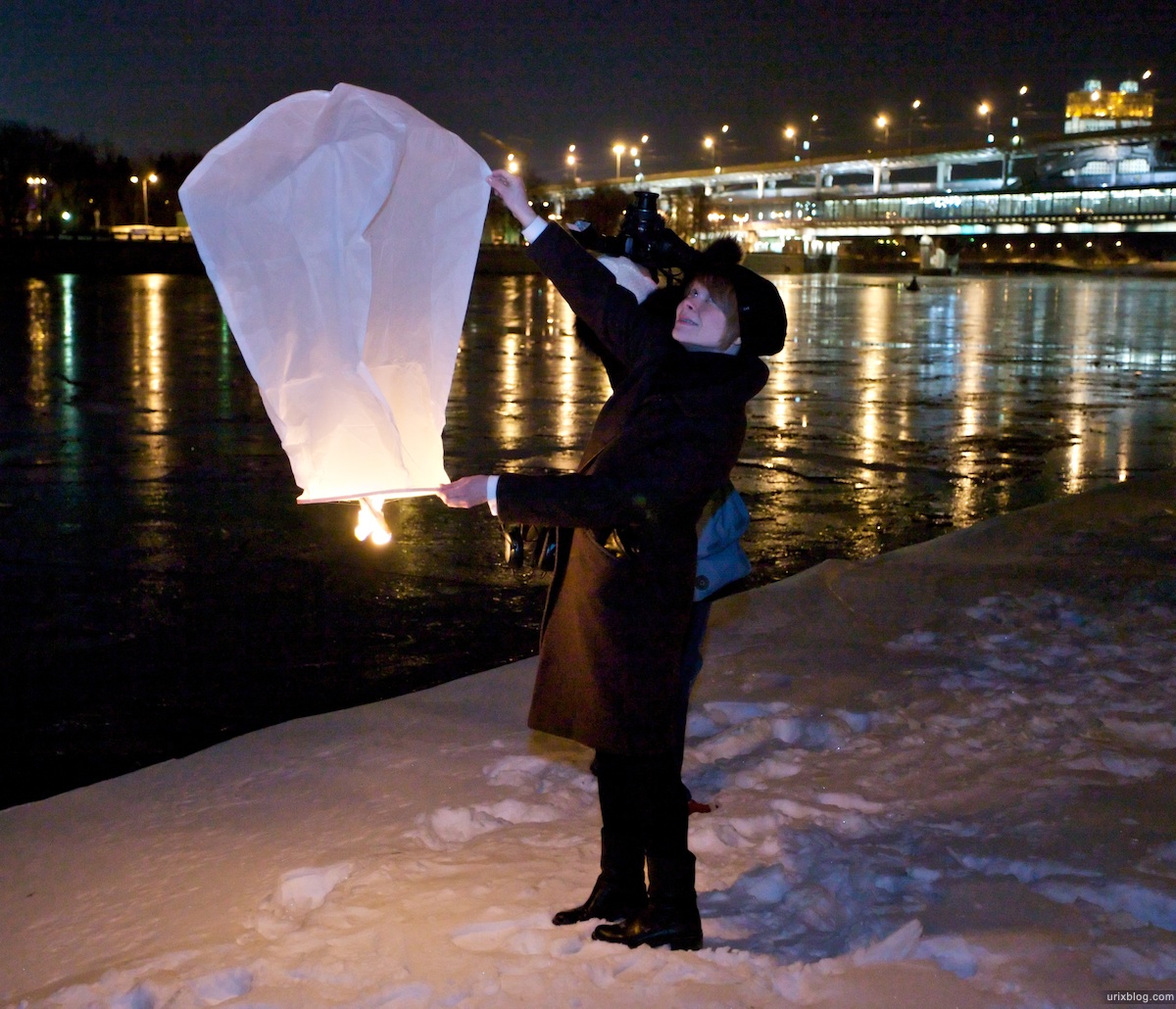2010 Летающие фонарики под смотровой смотровая площадка МГУ воробъёвы горы набережная, Москва