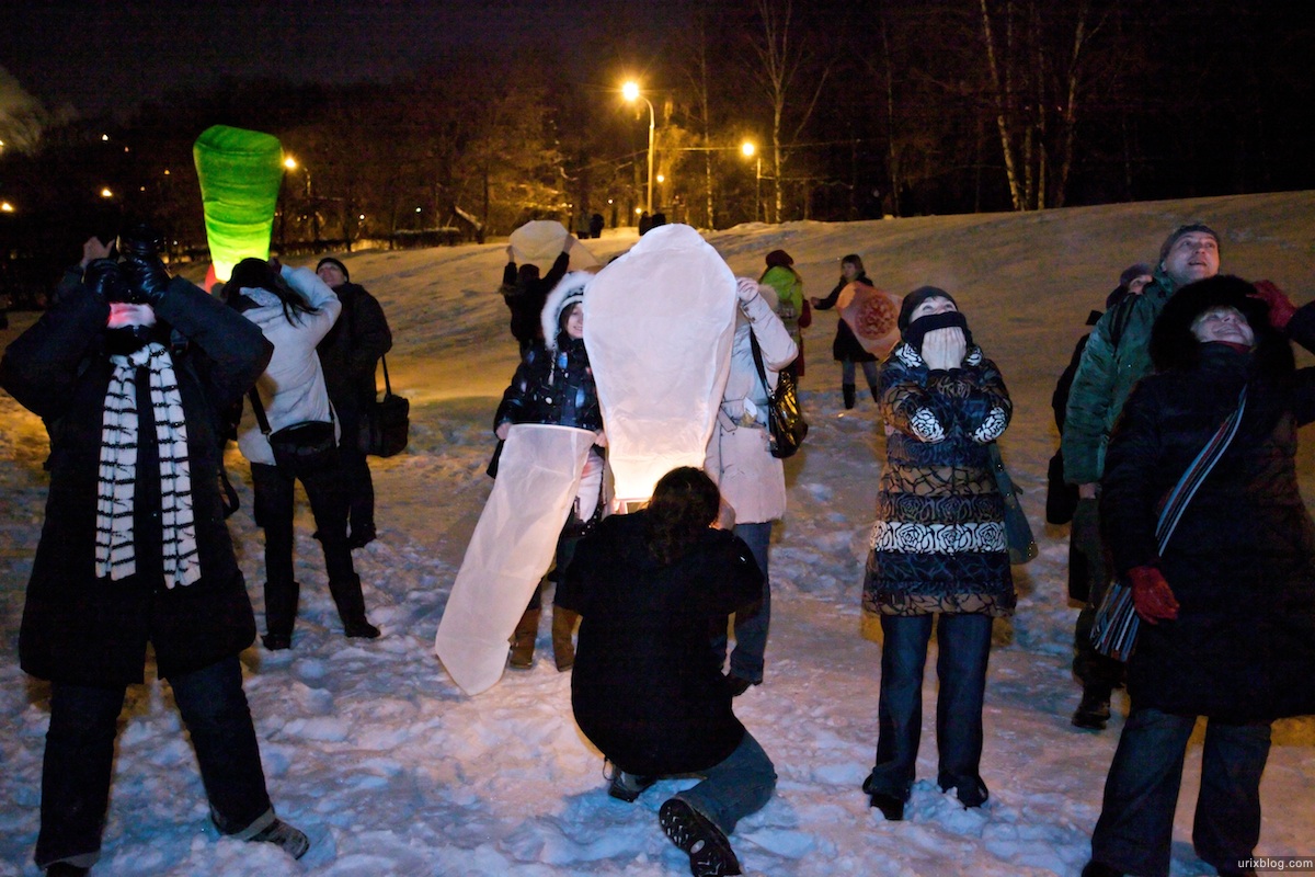 2010 Летающие фонарики под смотровой смотровая площадка МГУ воробъёвы горы набережная, Москва