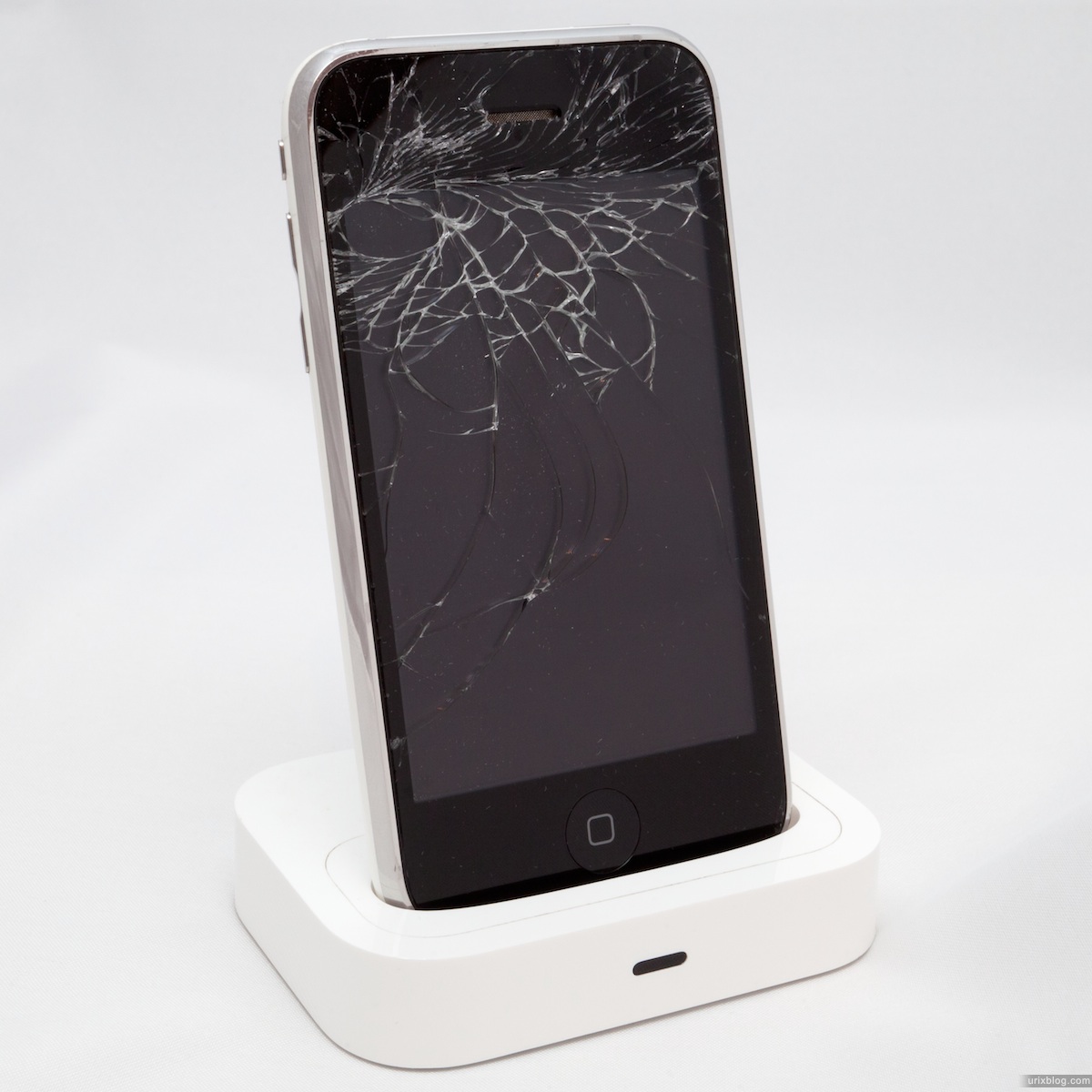 2011 broken iPhone 3GS