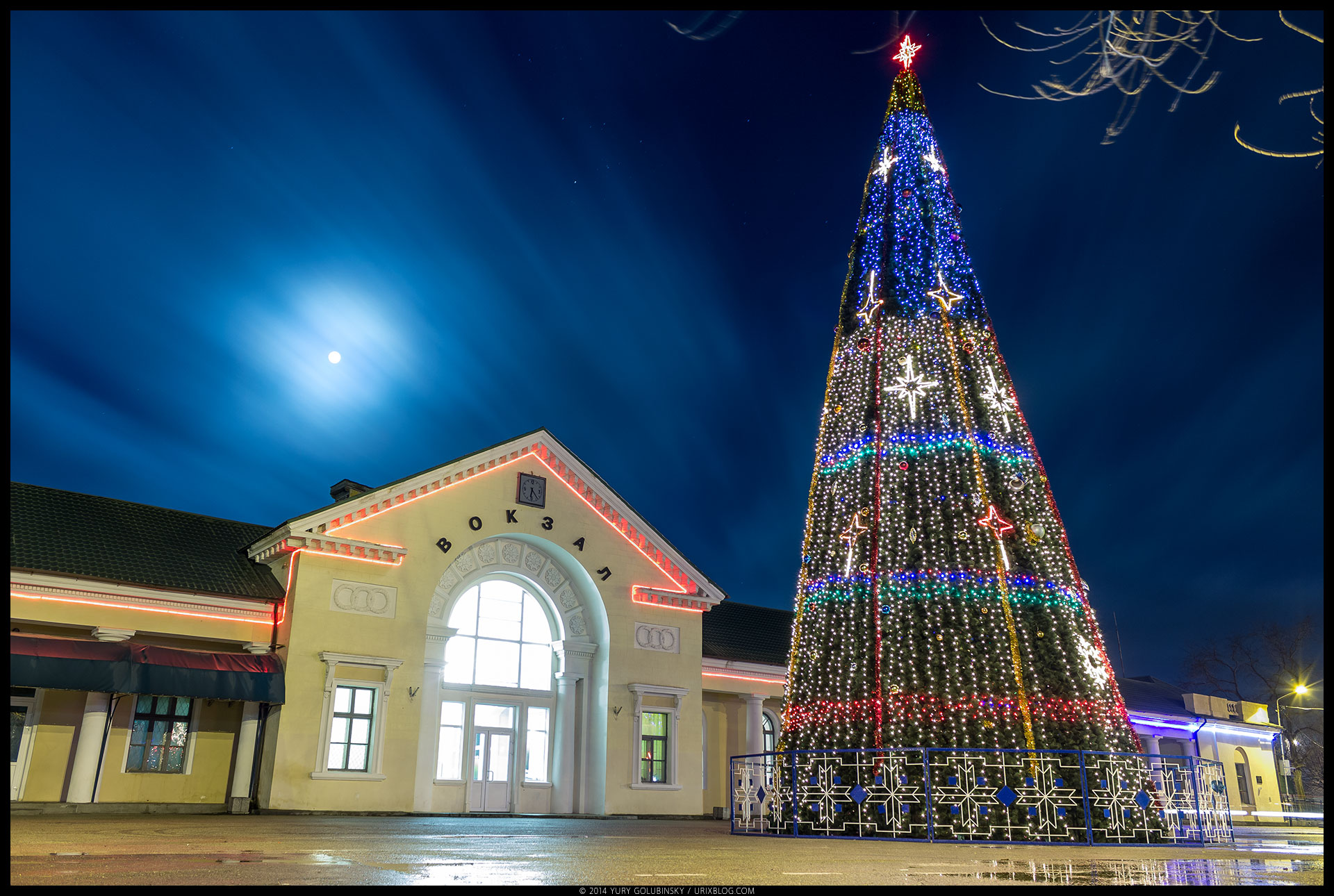 night, moon, square, railway station, building, new year tree, Christmas, Feodosia, long exposure, architecture, Crimea, Russia, winter, january, 2015